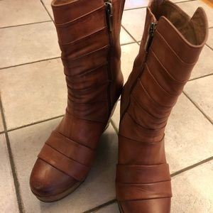 Antelope warm brown platform boots
